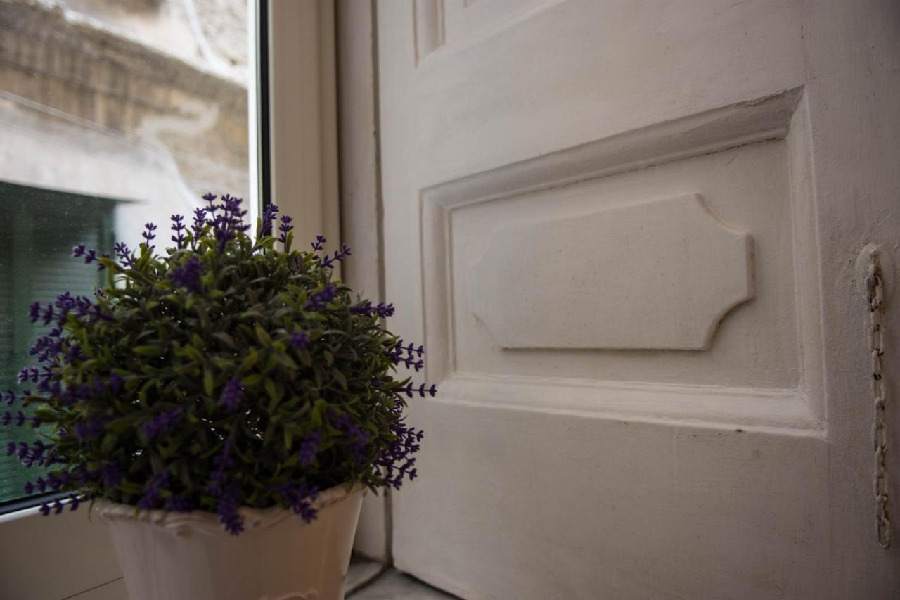 Rooms In San Domenico Maggiore 3 Naples Exterior photo